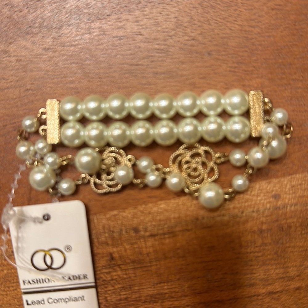 Faux Pearl and Gold Stretchy Bracelet